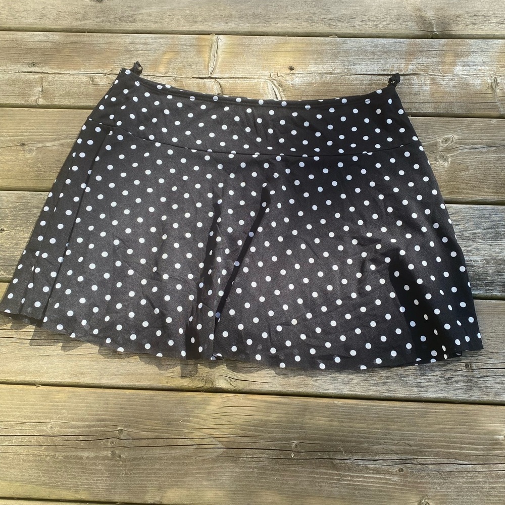 NWOT - Suzy Shier polka dot flowy mini skirt